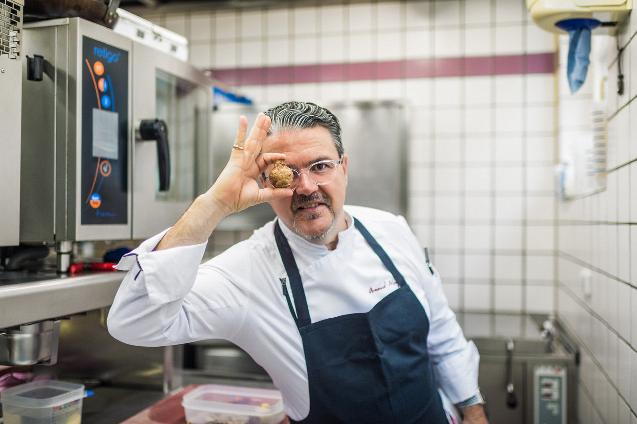 Le produit et l’honnêteté: deux aspects chers à la cuisine du chef étoilé Arnaud Magnier. (Photo: Mike Zenari)