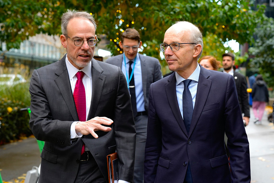 David A. Zapolsky, senior vice president and chief global affairs & legal officer at Amazon, with the Prime minister, Luc Frieden, in mid-November, during a highly “documented” visit. (Photo: SIP)