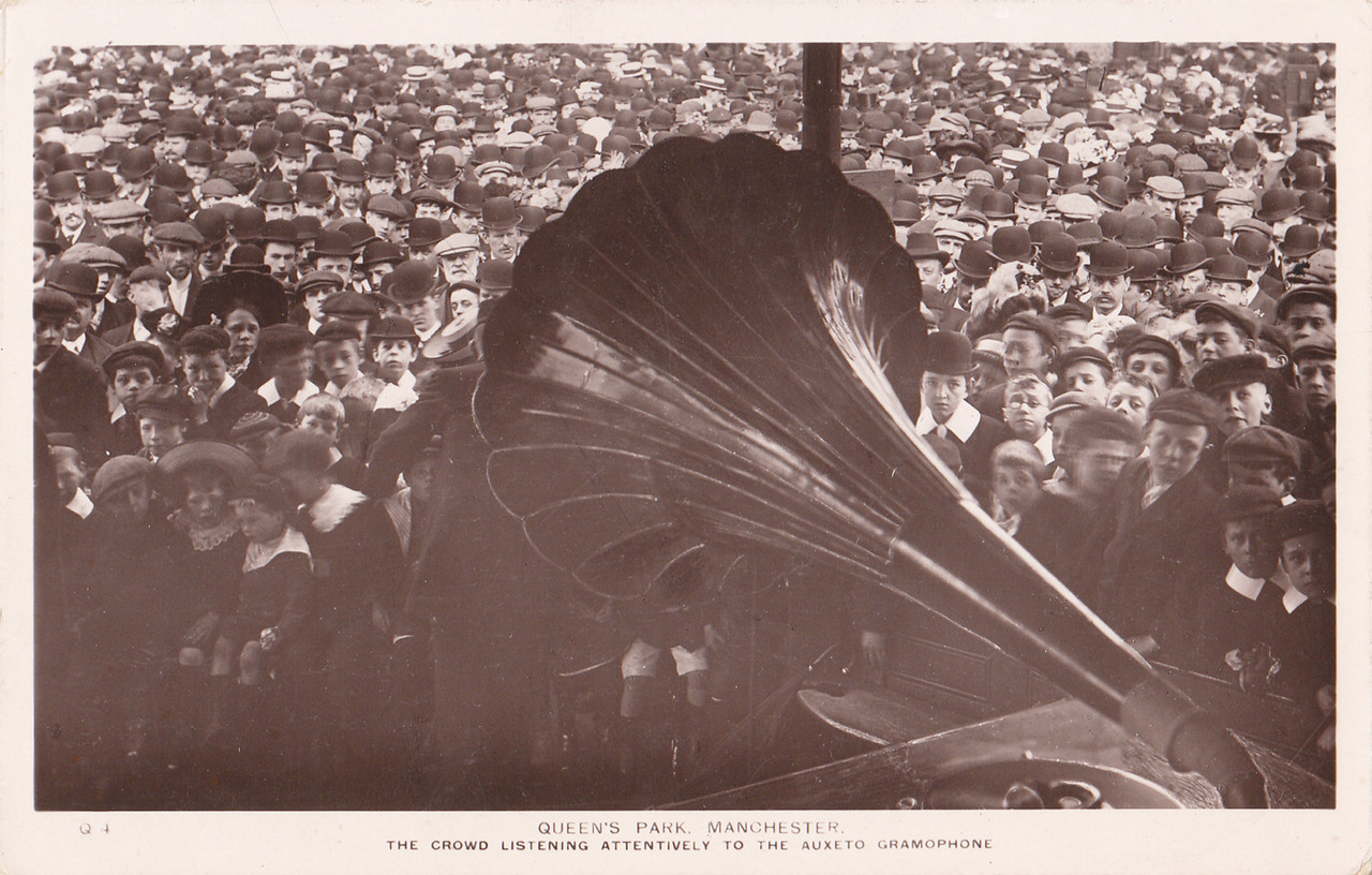 This postcard (ca. 1906) depicts a crowd in Queen’s Park Manchester listening to an auxeto gramophone. Image courtesy of Patrick de Caluwé