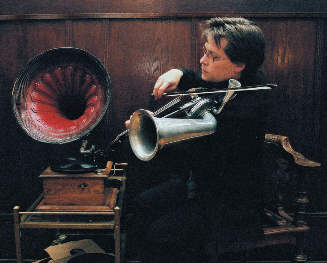 Kolkowski in 2000 playing a Stroh violin, a type of violin amplified by a built-in horn. Photo: “Portrait in Shellac” by Anja Fuchs