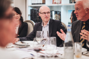 Claude Wampach (à gauche), directeur de la supervision bancaire à la Commission de surveillance du secteur financier (CSSF) du Luxembourg et Alastair Newton (à droite), ancien diplomate du Foreign Service britannique lors du dîner Food & Forex de la LFMA. (Photo: Sabino Parente)