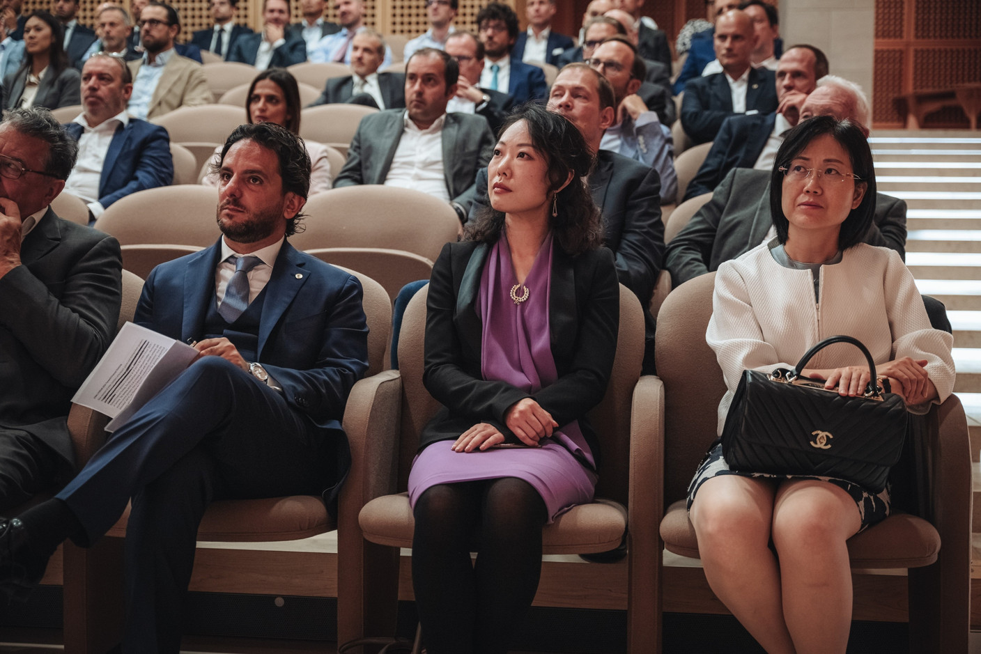 Vincenzo Giunta (président de la LFMA), Miao Li (directrice exécutive de Bank of China Luxembourg), Luo Ying (directrice générale adjointe de Bank of China, Luxembourg branch) lors du Forward Financial Thinking Forum de la LFMA, qui s’est tenu le 12 septembre 2023 au Mudam. (Photo : Sabino Parente)