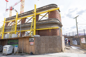 The preserved historic façade can be seen from the street. Photo: Romain Gamba / Maison Moderne