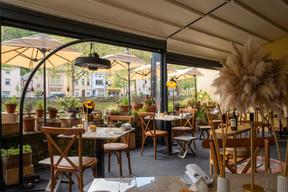 In the veranda, it is possible to have lunch along the Alzette. Photo: Eléonore Arnold