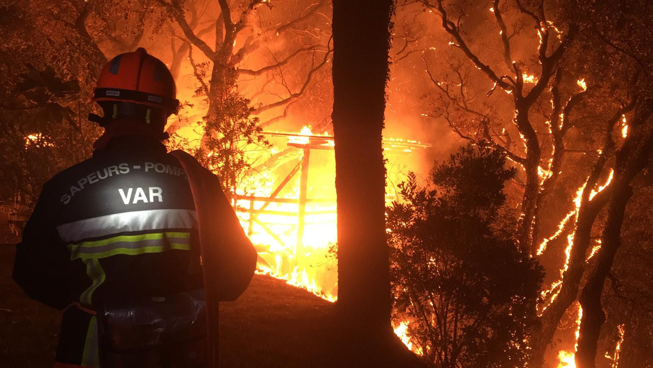 Le feu a traversé 7.000 hectares dans le sud de la France. (Photo: Compte Twitter de la Sécurité civile)
