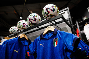 Les clients se sont rués sur le maillot italien avant le match d’ouverture de la compétition. (Photo: Matic Zorman/Maison Moderne)
