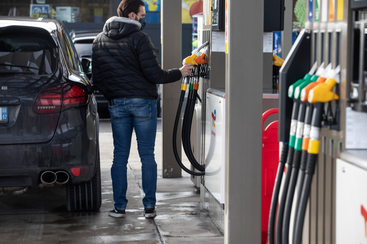 Selon le type de carburant, l’automobiliste épargne entre 7,8 euros et 17,25 euros de différence sur un plein de 50 litres en France par rapport au Luxembourg. (Photo: Archives/Guy Wolff/Maison Moderne)