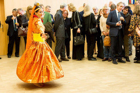 Deux danseuses népalaises ont agrémenté la cérémonie de passation. ((Photo: Marie De Decker))