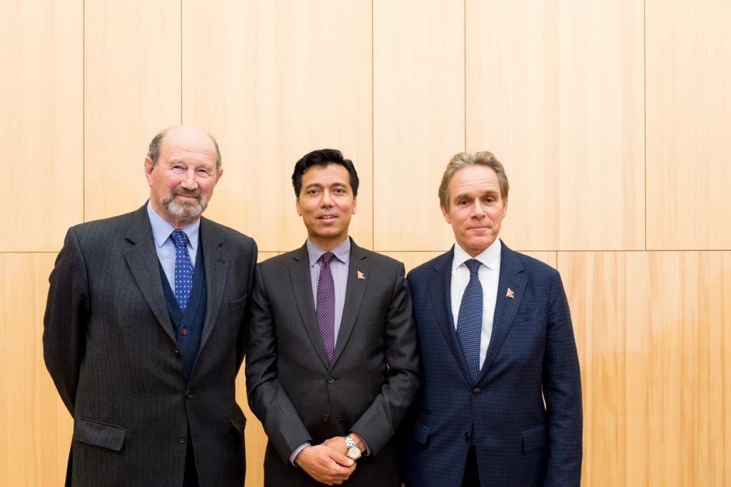 Guy Aach cède ses fonctions à François Prum avec la bénédiction de l'ambassadeur népalais auprès du Benelux Lok Thapa. (Photo: Marie De Decker)