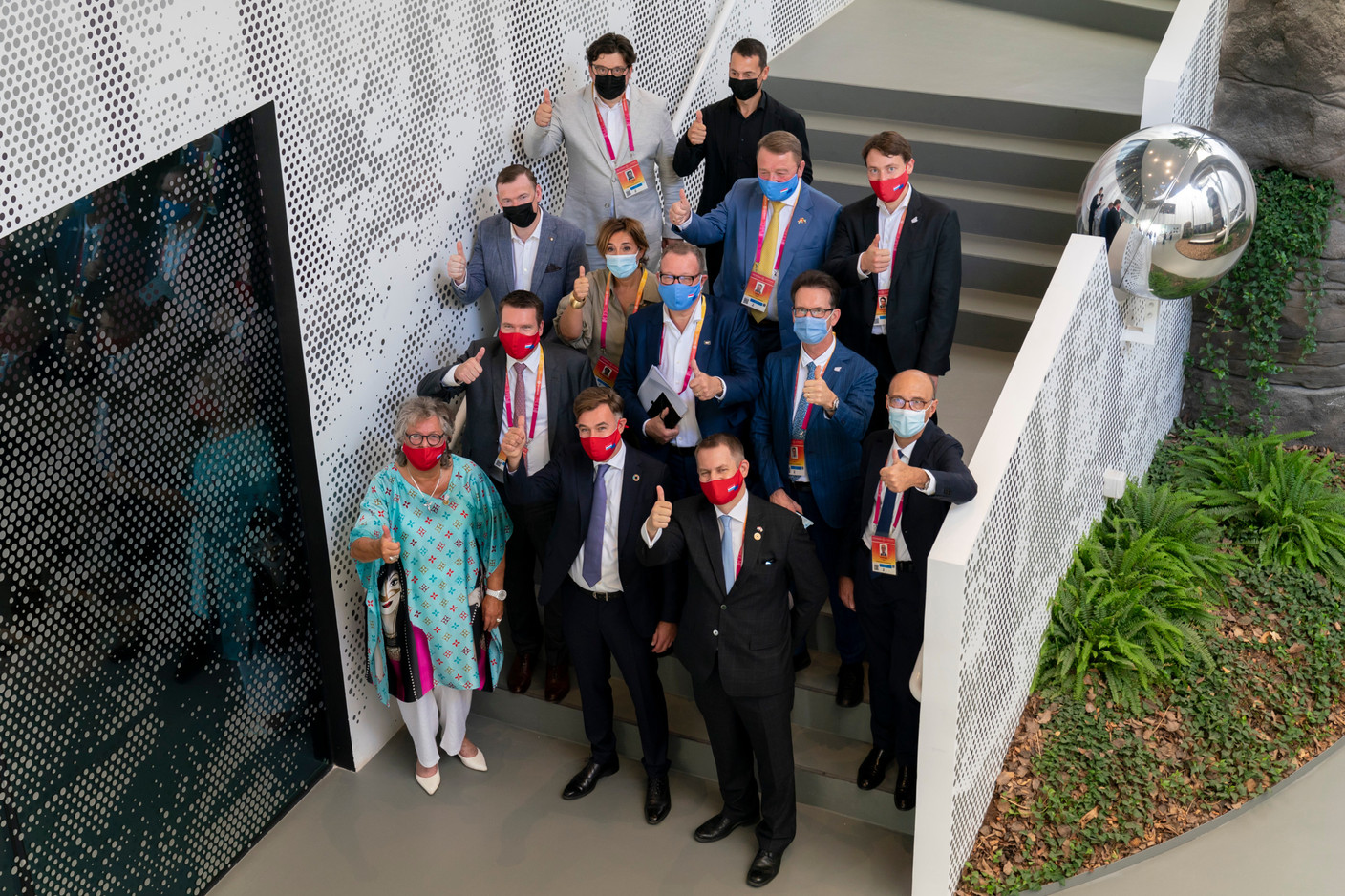 Minister Fayot surrounded by officials and sponsors of the Luxembourg pavilion in Dubai (Photo: SIP / Emmanuel Claude)