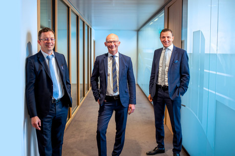 Frédérik Evrard (au centre) travaillera en étroite collaboration avec Yves Courtois (à gauche), sous la direction de David Capocci, managing partner. (Photo: KPMG)