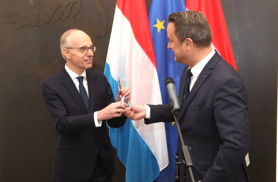 Outgoing prime minister Xavier Bettel (DP), on right, ceremonially passes the PM’s keys to newly named PM Luc Frieden (CSV), 17 November 2023. Photo: Guy Wolff/Maison Moderne