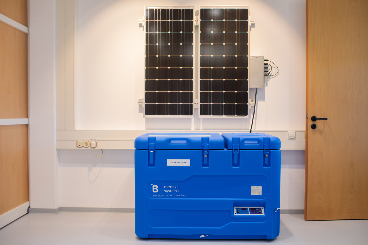 Des réfrigérateurs dotés de panneaux photovoltaïques sont distribués dans les zones les plus reculées du globe.  (Photo: Matic Zorman / Maison Moderne)