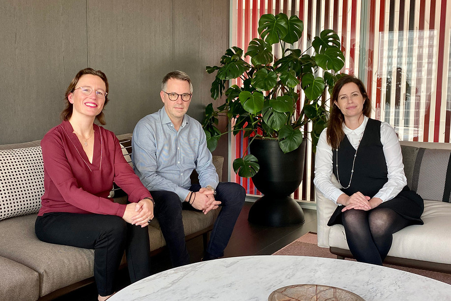 Allen & Overy Luxembourg has created a team specifically dedicated to the transmission of legal knowledge within the company. It includes specialised lawyers, engineers and lawyers trained in the use of legal tech and internal knowledge sharing tools. From left to right: Bénédicte Kurth, Patrick Mischo and Audrey Scarpa. (Photo: Maison Moderne)