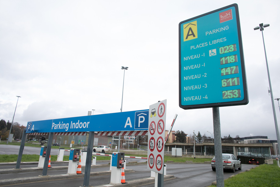 Between peaks in departures during school holidays or long weekends and quieter periods, the availability of parking spaces fluctuates greatly at Luxembourg airport, where the tram and Skypark construction sites are also taking up space. Photo: Matic Zorman/Maison Moderne