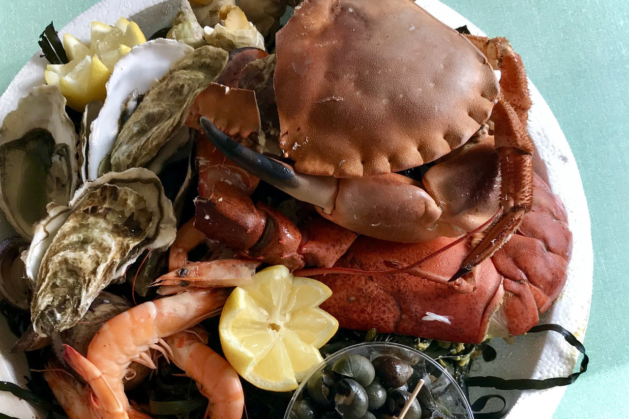 Tourteau, homard, huîtres, bulots et bigorneaux: il est désormais possible de se faire plaisir avec un beau plateau de fruits de mer à emporter depuis l’hôtel Meliá Luxembourg. (Photo: Maison Moderne) 