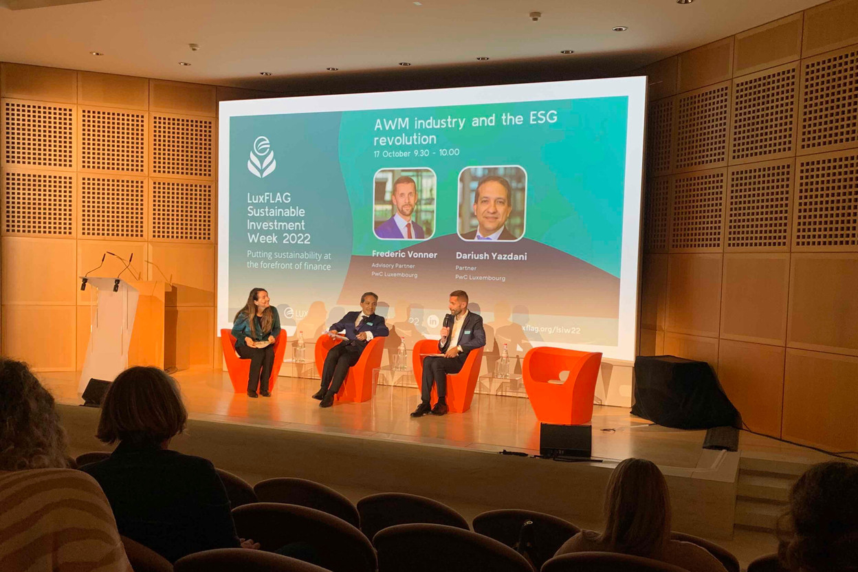 Isabelle Delas of Luxflag and Dariush Yazdani & Frédéric Vonner of PWC are seen speaking at Luxflag Sustainable Investment Week 2022, held at Mudam, 17 October 2022. Staff photo