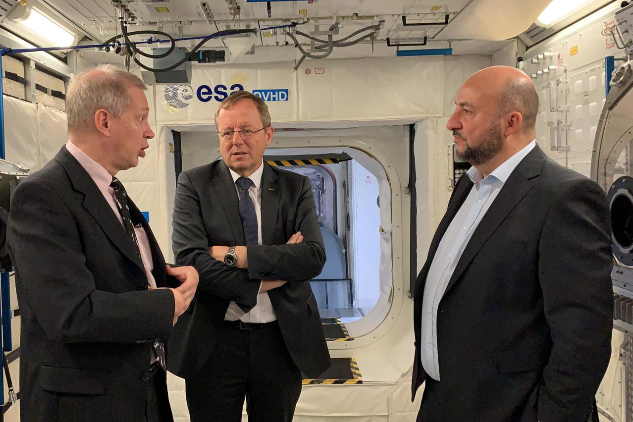 Étienne Schneider a rencontré le directeur de l’ESA, Johann-Dietrich Wörner (au centre), et a été guidé par Frank De Winne, ancien spationaute belge. (Photo: Maison Moderne)