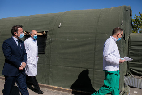 Fin avril, le Premier ministre, Xavier Bettel (DP), visitait le «Field Hospital», l’hôpital de guerre installé à côté du CHL grâce à l’Otan, Cargolux et Félix Giorgetti pour répondre à la pandémie de Covid-19. (Photo: Matic Zorman / archives Maison Moderne)