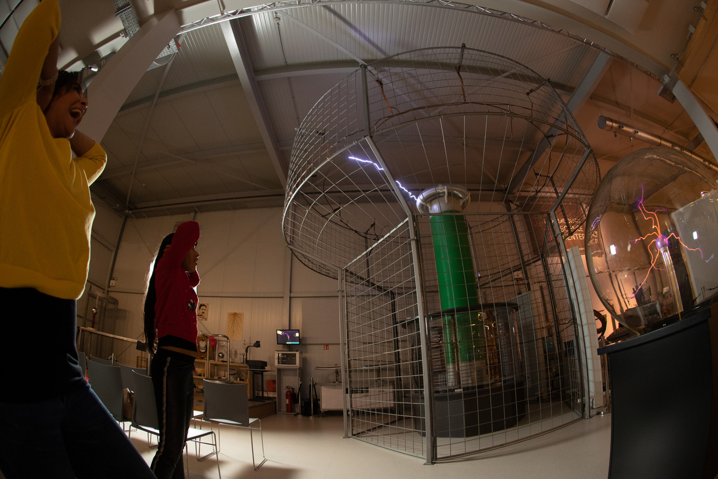 Une tour Tesla montre les propriétés de l’électricité. Photo: Claude Piscitelli/LSC