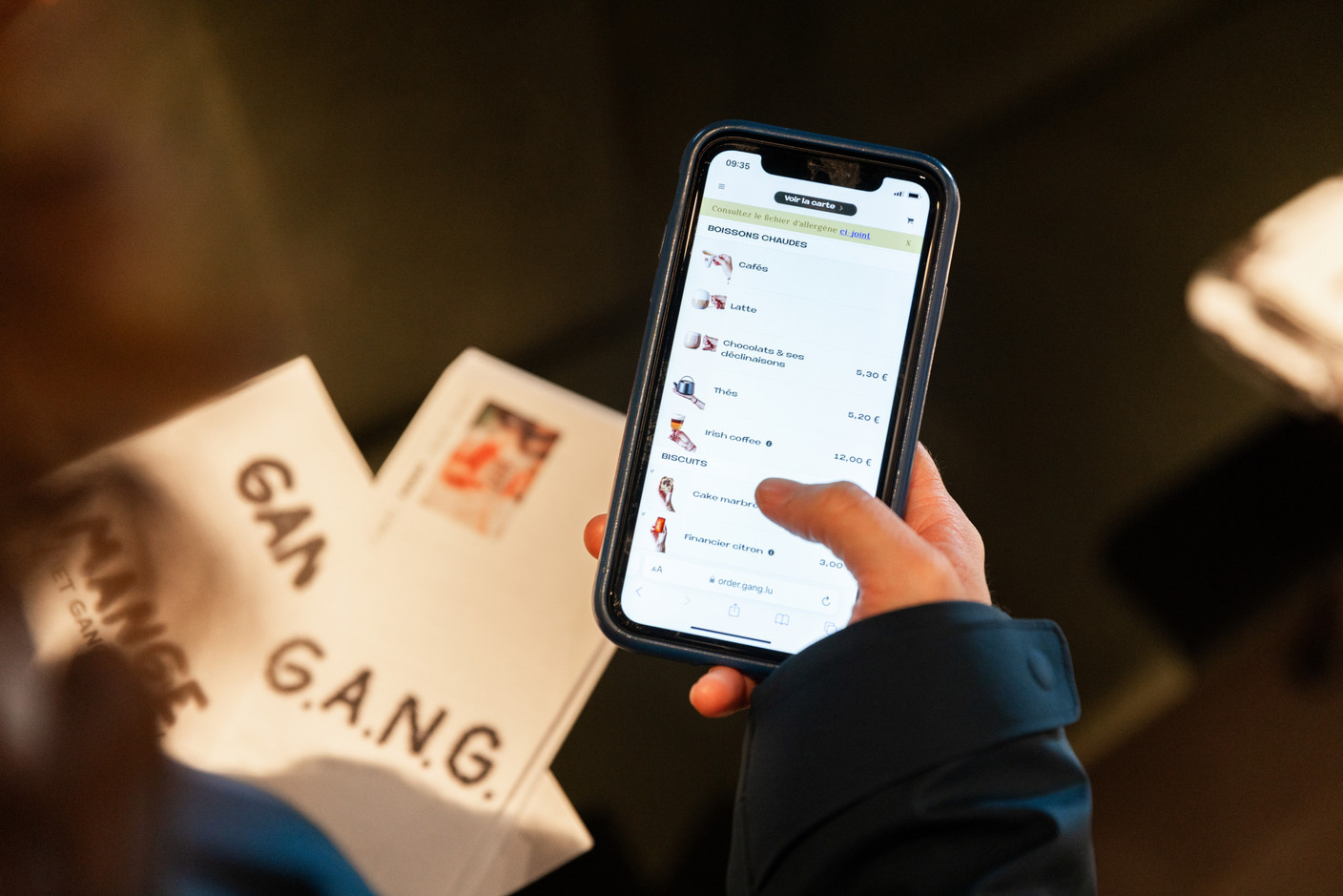 Au foodcourt, il est possible de passer commande et de payer via son smartphone. (Photo: Romain Gamba/Maison Moderne)