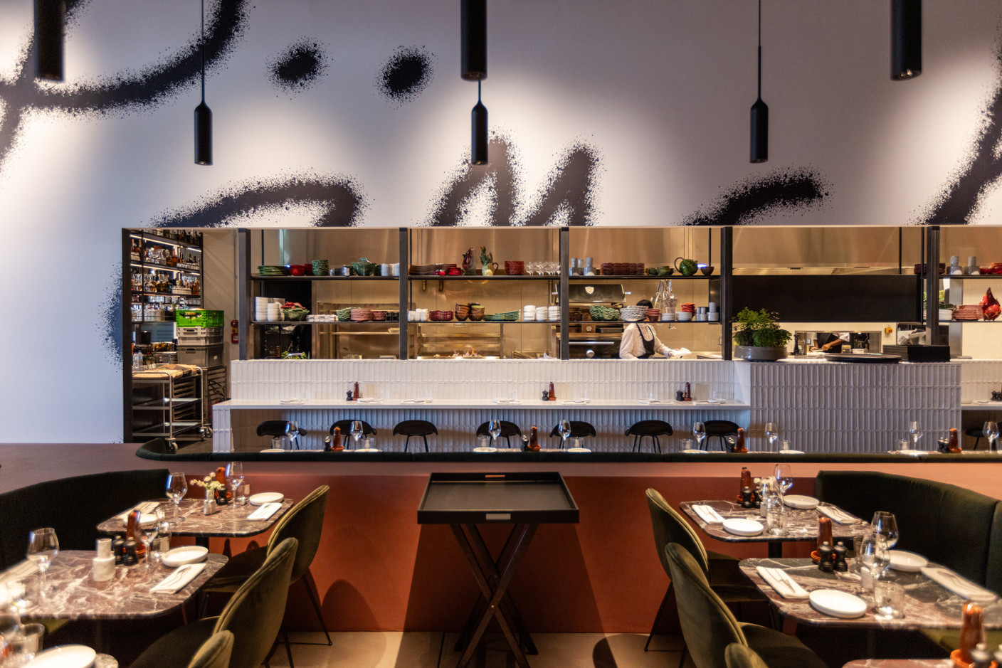 Des clients spectateurs des préparatifs de leurs assiettes en cuisine, voilà la recette du nouveau restaurant Specto. (Photo: Romain Gamba / Maison Moderne)