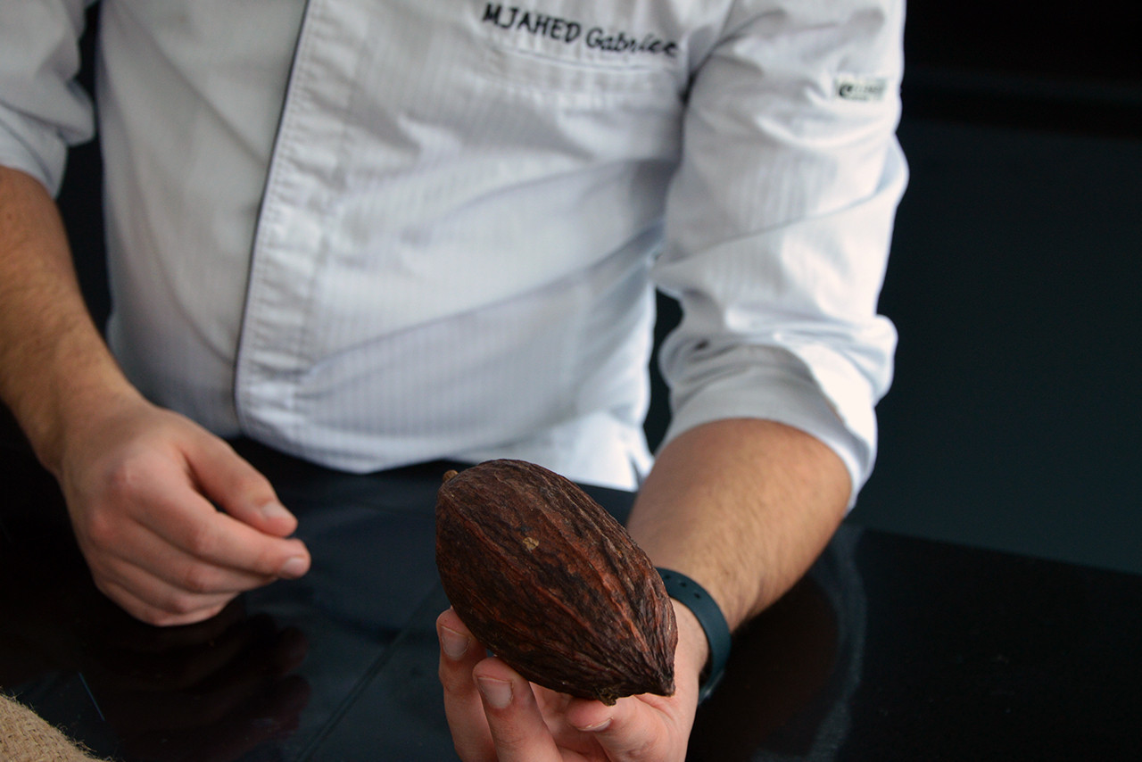 Gabriel Mjahed veut développer les ateliers pour faire découvrir le chocolat, son histoire, son processus de fabrication, mais aussi faire découvrir ce que le consommateur ne voit jamais, comme cette cabosse, le fruit du cacaoyer.  (Photo: Maëlle Hamma/Maison Moderne)