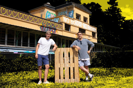 Jérôme «Bisi» Besenius et Christian «Bubi» Blei, aka b2b, sont à l’origine du retour à la vie, le temps d’un été, d’un lieu luxembourgeois mythique: la Gantenbeinsmillen. (Design: Sascha Timplan / Maison Moderne)