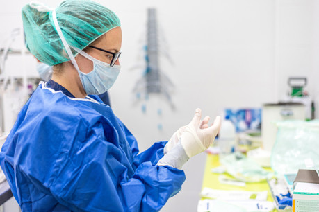 En plus du personnel soignant, salons de coiffure ou d’esthétique utilisent, eux aussi, des équipements de protection depuis leur reprise le 11 mai. (Photo: Shutterstock)