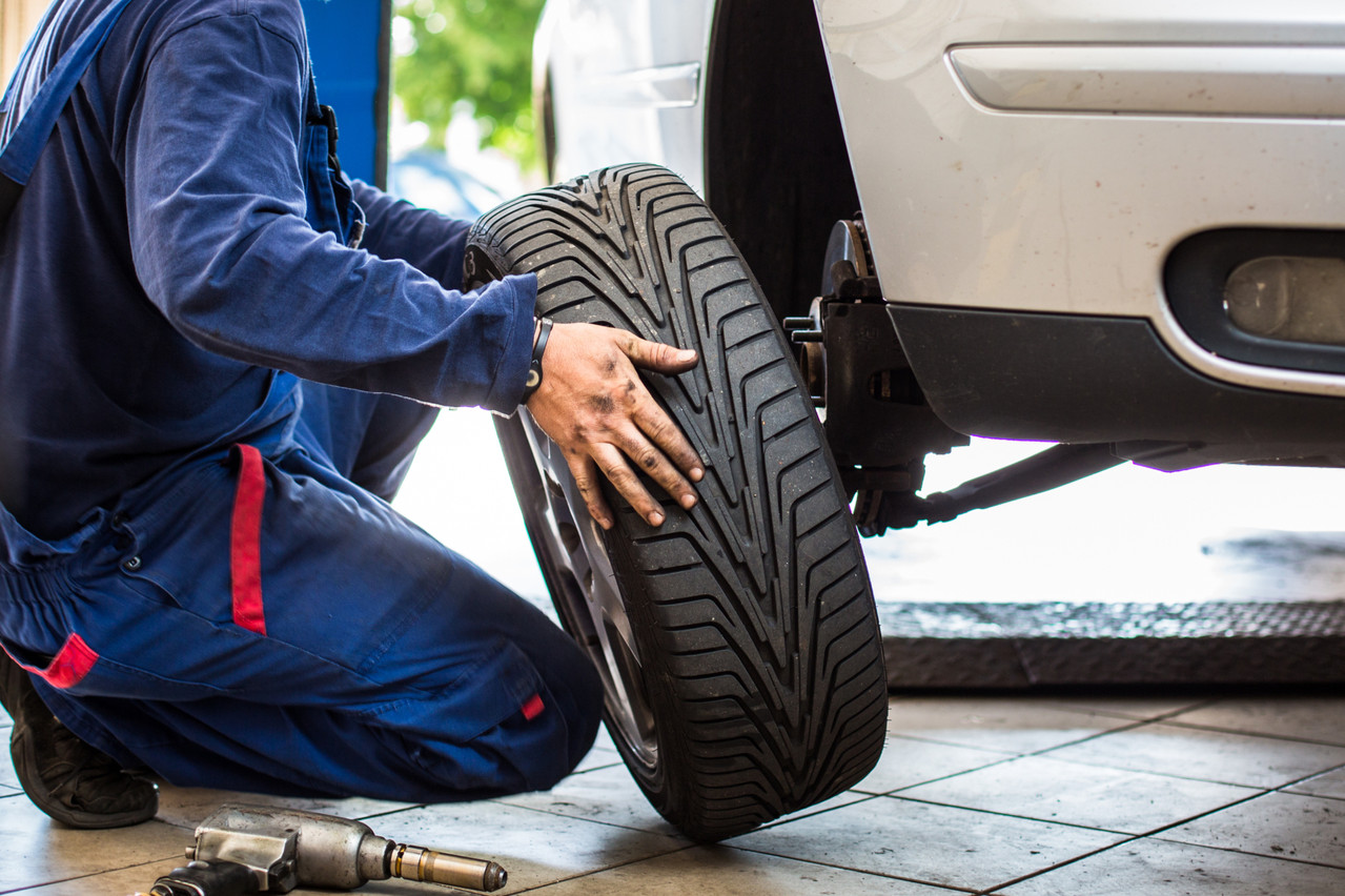 Les garagistes peuvent remplacer les pneus hiver par des pneus été, pour assurer la sécurité des conducteurs. (Photo: Shutterstock)