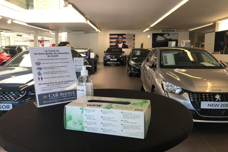 Dans le showroom Peugeot de Car Avenue à Strassen, gants et gel sont à disposition des clients, qui se font encore rares. (Photo: Paperjam)
