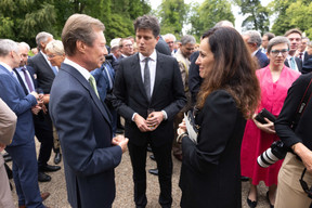  Le Grand- Duc avec Luc Decker (ministère des Finances) et son épouse Alexandra Bru. (Photo: Guy Wolff / Maison Moderne)