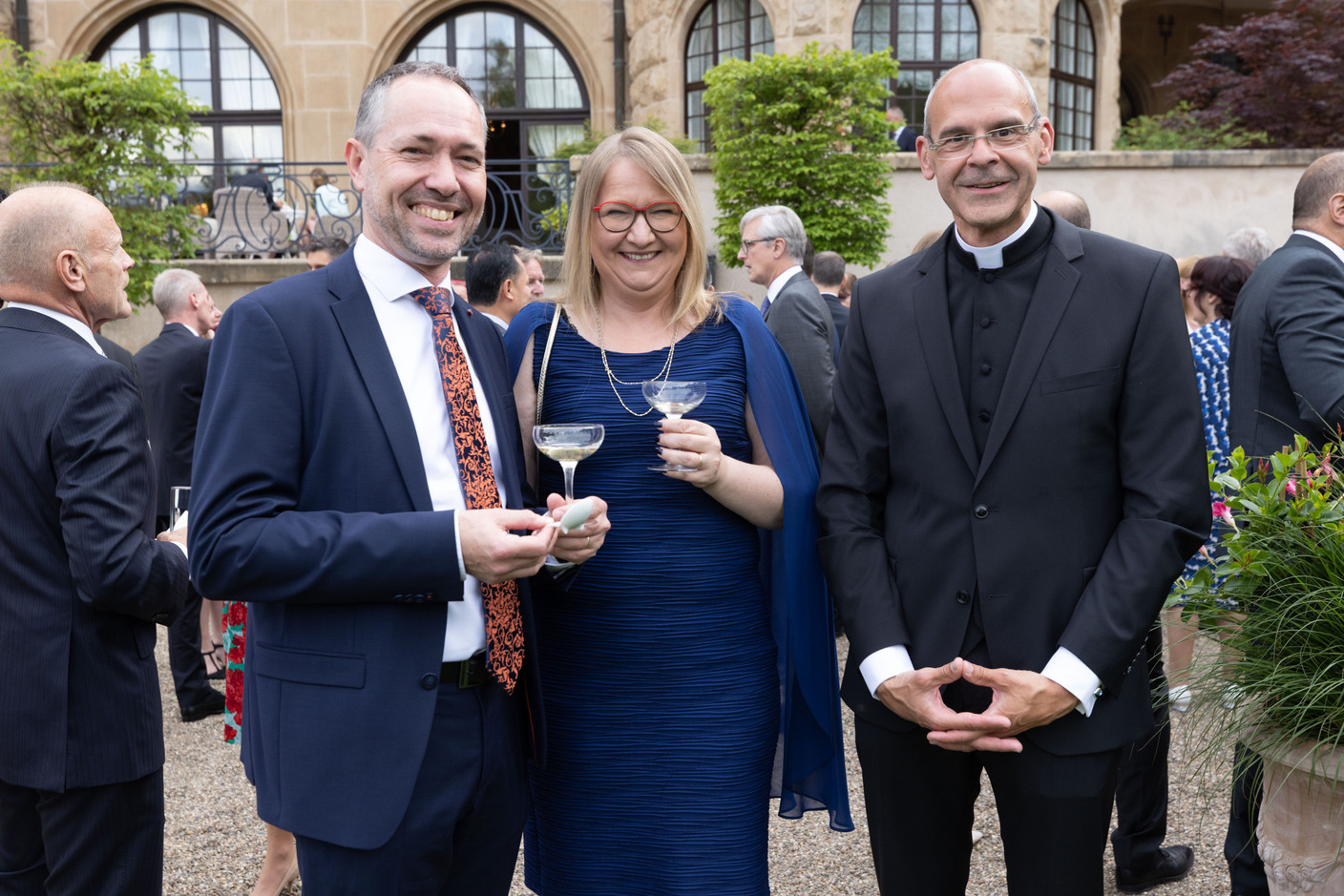  Paul Breisch (organiste de la Cathédrale) et son épouse Joelle, et le chanoine Tom Kerger (curé de la Cathédrale). (Photo: Guy Wolff / Maison Moderne)