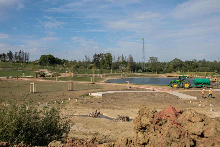 The work in Gasperich Park is progressing and this new green space is beginning to become much more legible. (Photo: Matic Zorman/Maison Moderne)