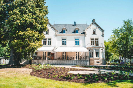 Le restaurant An der Villa et sa belle terrasse se situent dans l’ancienne résidence de Charles et Jules Collart, maîtres des Hauts-Fourneaux et Aciéries à Steinfort. (Photo: Bastien Colas/An der Villa)