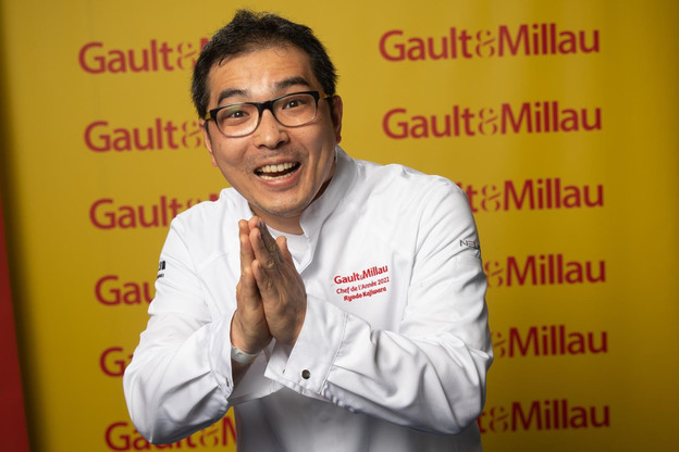 Ryôdô Kajiwara confirme l’enthousiasme ambiant quant à sa cuisine et sa personnalité en remportant le trophée de Chef de l’année Gault&Millau 2022.  (Photo: Guy Wolff/Maison Moderne)