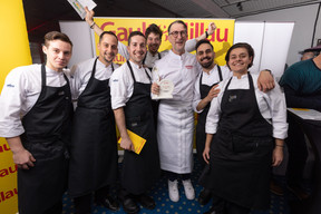 Le Chef de l’Année Roberto Fani entouré de son équipe de cuisine  (Photo: Guy Wolff/Maison Moderne)