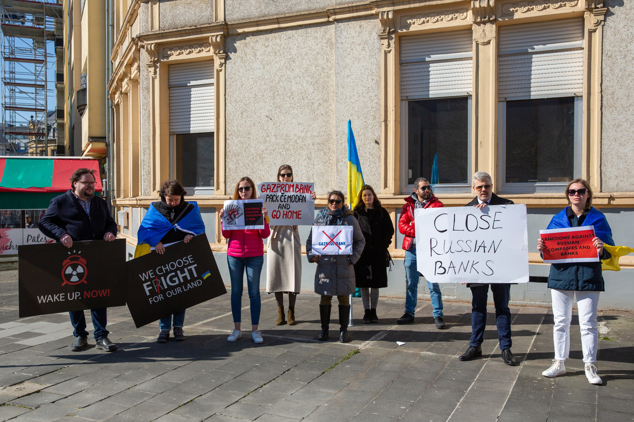 Les manifestants demandent la fermeture de la banque russe Gazprom au Luxembourg. (Photo: Romain Gamba/Maison Moderne)