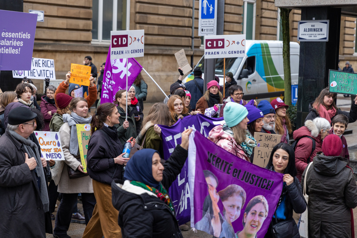 Claire Schadeck (c.) walking with women of the CID Fraen an Gender at this year’s 8 March women’s day protest. Photo: Romain Gamba/Maison Moderne