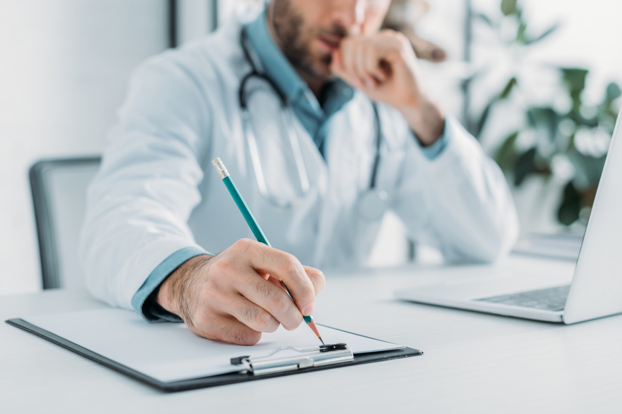 Les médecins généralistes sont fortement sollicités pour le moment, avec souvent deux fois plus d’appels qu’habituellement. (Photo: Shutterstock)