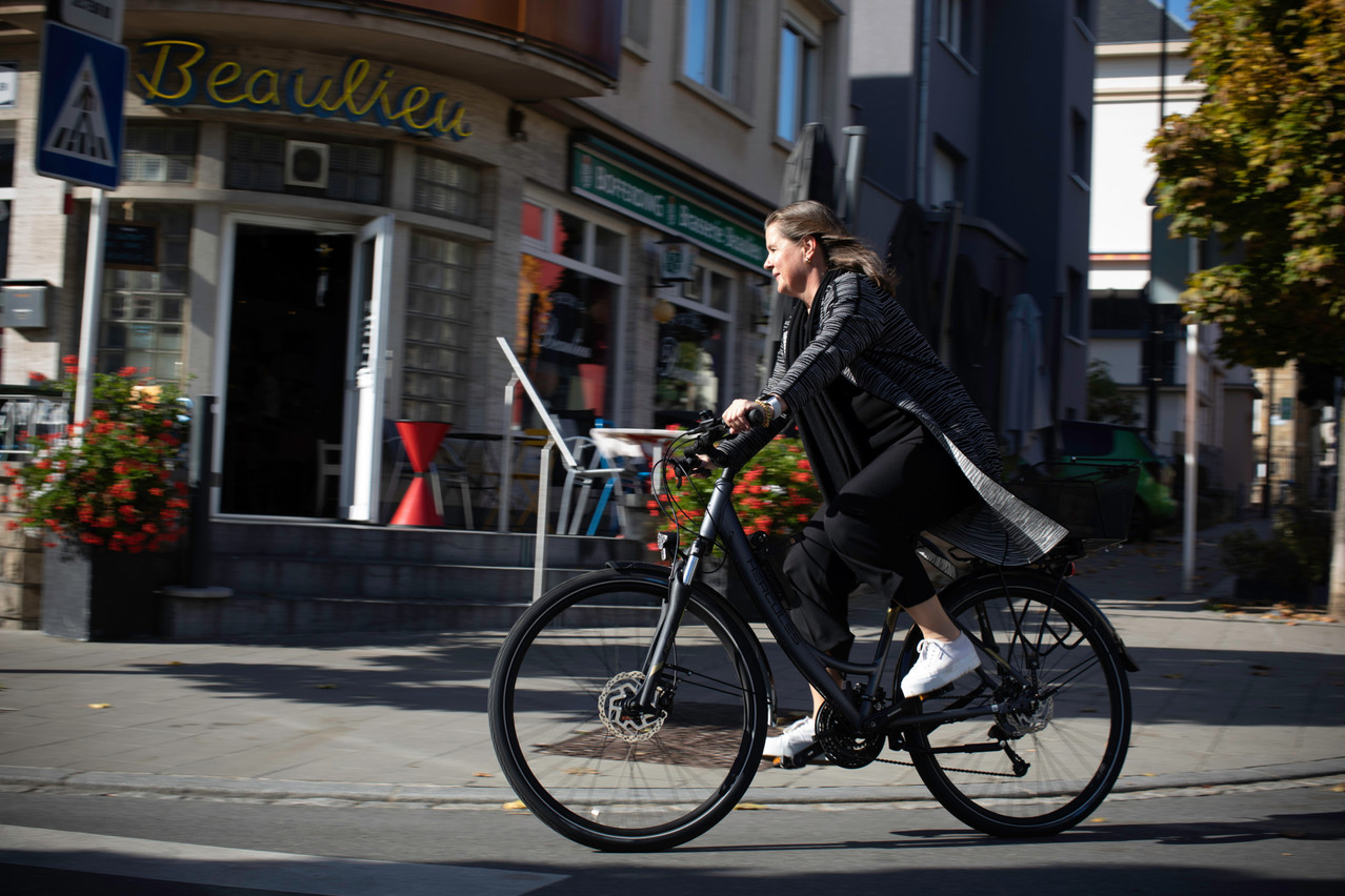 Geraldine Knudson, à vélo sur le chemin du travail à Bonnevoie. (Photo: Guy Wolff/Maison Moderne)