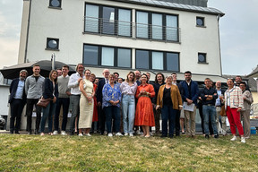 Une dizaine de représentants d’entreprises se sont réunis autour de la présidente de Cancer@Work, Anne-Sophie Tuszynski, pour la signature de la charte, le 29 juin chez LLC Real Estate à Sandweiler.   (Photo: Laurent Lafond/Cancer@Work)