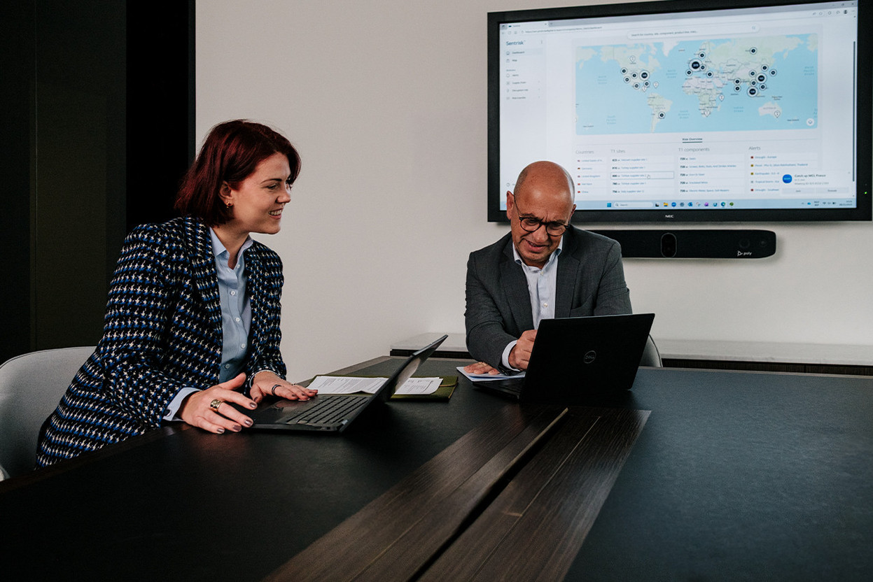 Charlotte van Bouwel, Advisory Leader Marine, Cargo and Logistics Europe et Luc Verbiest, Country Manager Luxembourg Photo : Maurice Jaccard