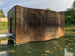 À l’extérieur, le mur ondule et l’orientation des lamelles le rend vibrant. (Photo: M3 architectes -Gil Greis)