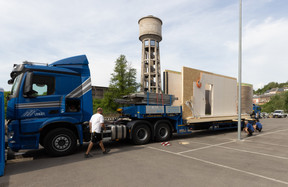 Les éléments préfabriqués sont arrivés par camion. (Photo: Guy Wolff/Maison Moderne)