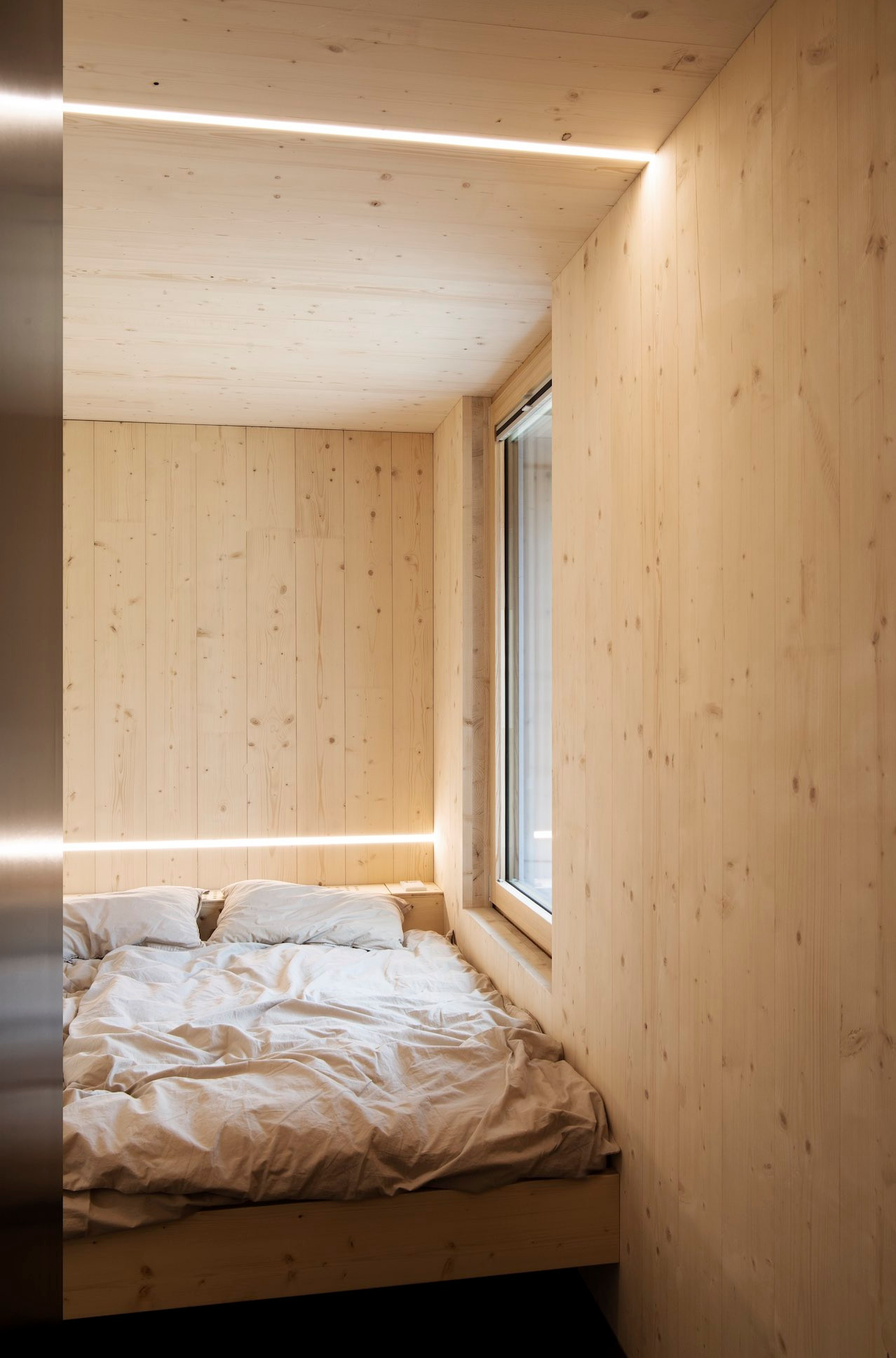 À l’intérieur, le bois d’épicéa est largement présent. (Photo: Linda Blatzek)