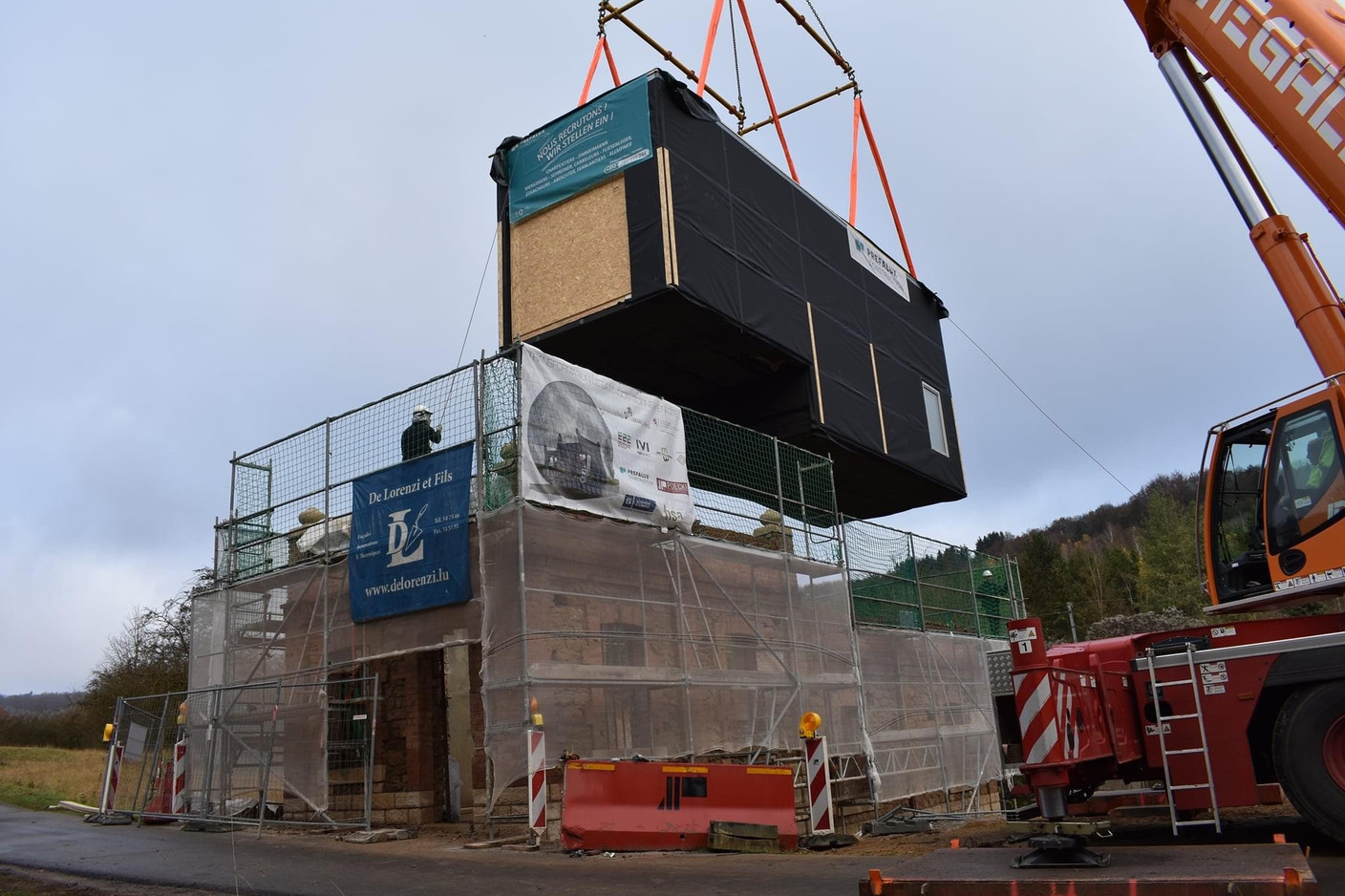 Vue de l’installation de la structure en bois. (Photo: hsa)