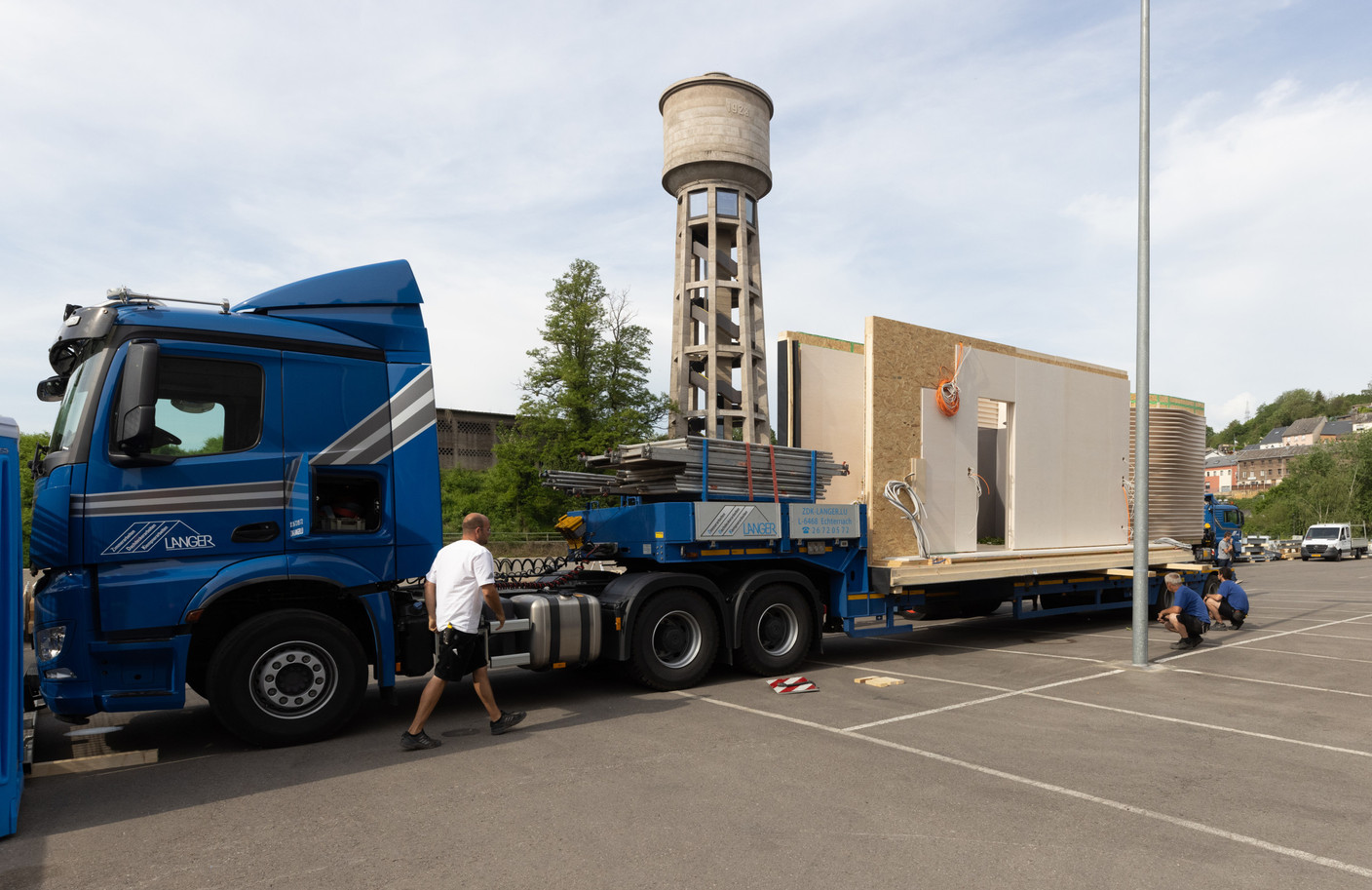 Les éléments préfabriqués sont arrivés par camion. (Photo: Guy Wolff/Maison Moderne)