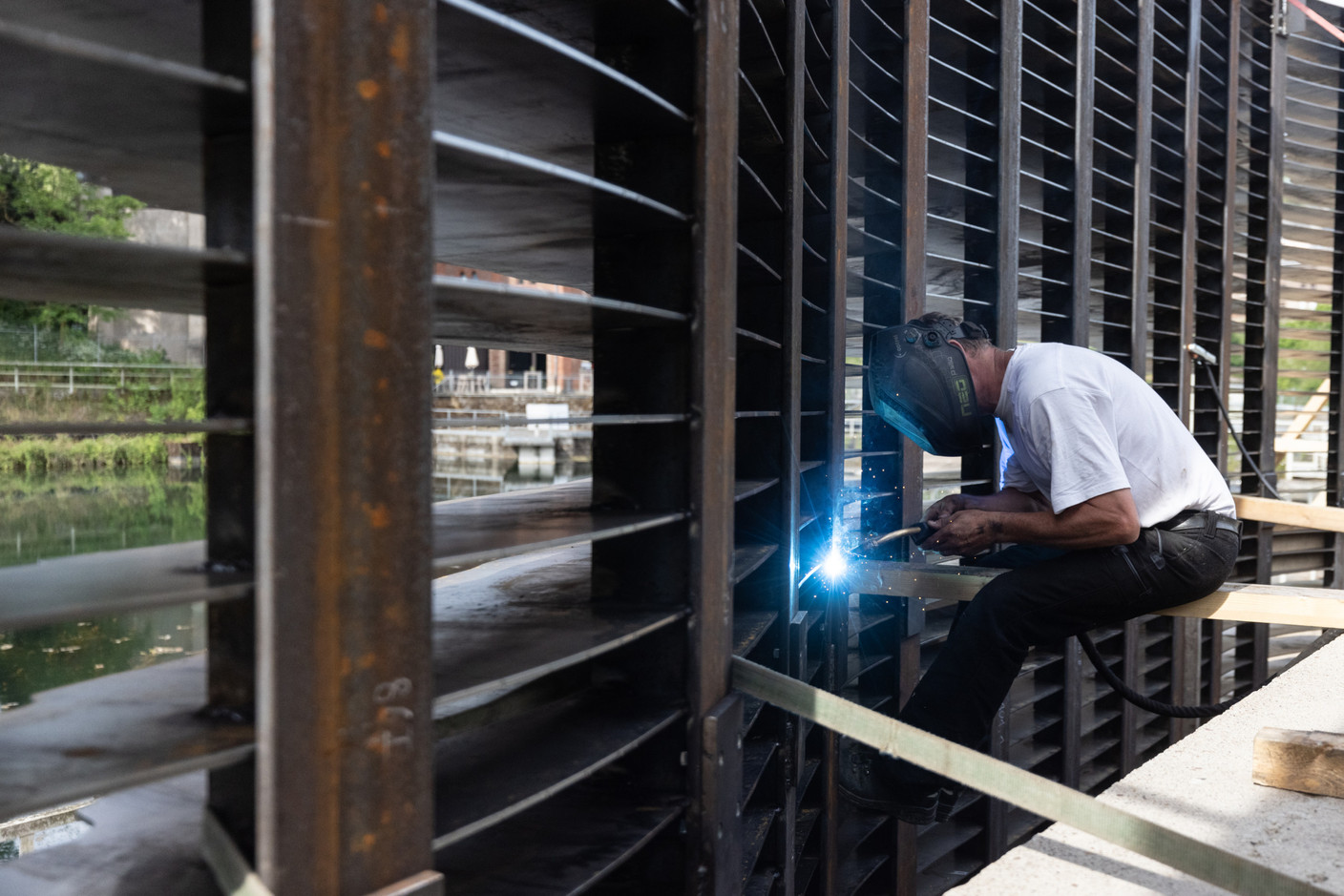 Au moment du montage, devant le Pomhouse Dudelange (Photo: Guy Wolff/Maison Moderne)