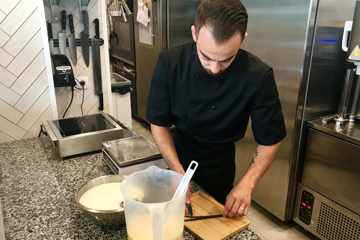 Thomas Menweg découpe soigneusement les gousses de vanille utilisées pour confectionner sa glace. (Photo: Maison Moderne)